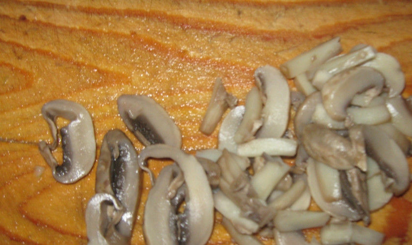 1. Этап. Маринованные вешенки по-корейски: 2. Нужно отварить грибы в подсоленной воде до готовности, а затем только порезать маленькими кусочками.