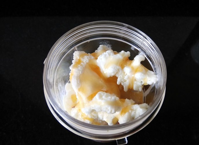 1. Этап. Бананово-инжирный коктейль: 3. Поместите мороженое, молоко и мед к фруктам.