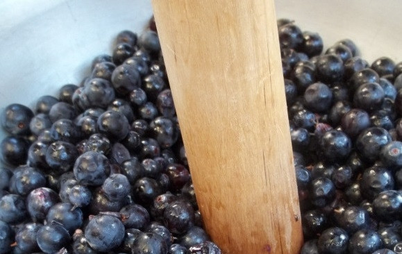 1. Этап. Пеламуши: 2. Растолките виноградовые ягоды скалкой.