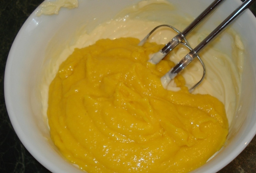 1. Этап. Заварной крем без муки: Выкладываем заварной крем к маслу.