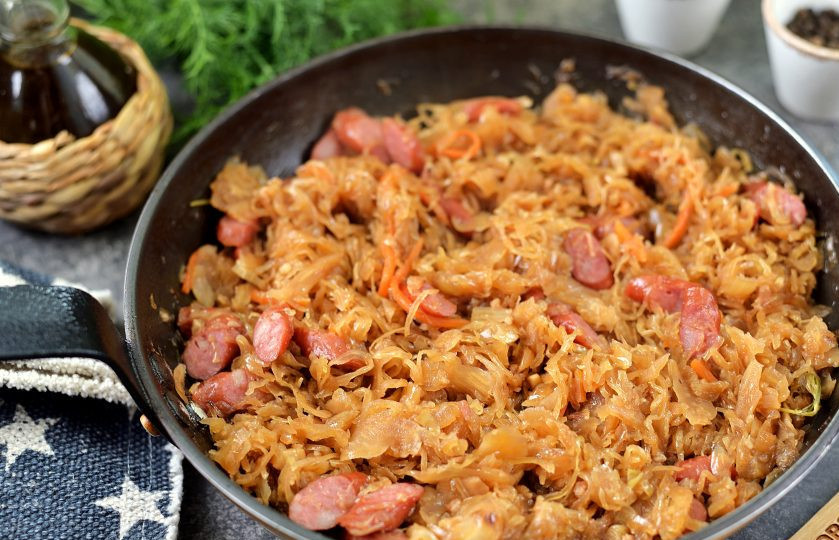 1. Этап. Бюргерская тушеная капуста: Попробуйте капусту на вкус, если она кисловата, тогда всыпьте сахара и тушите еще минут 5.