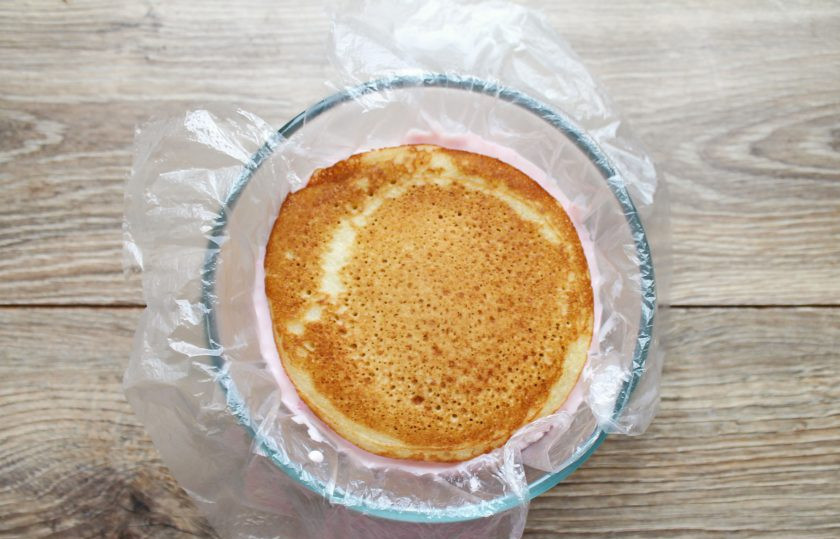 1. Этап. Блинный торт с йогуртовым кремом: Сверху выложите блин. Чередуйте блины и крем пока все не кончится. Верхний слой должен быть блин. Закройте верх и уберите в холодильник на 6-8 часов до стабилизации торта.