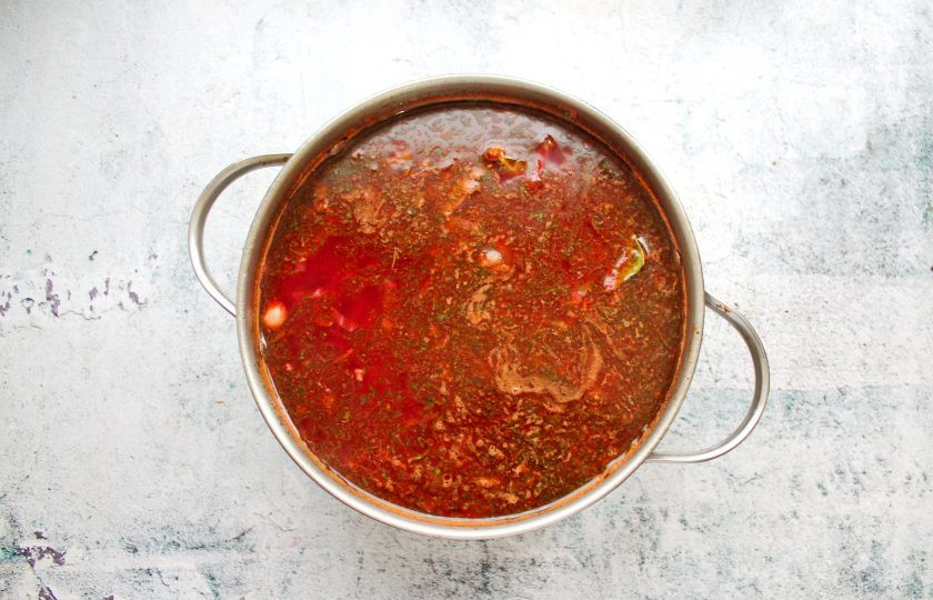 1. Этап. Борщ из оленины: Снимите борщ с огня, добавьте зелень, измельченный чеснок и дайте настояться в течение 10 минут. Удалите лавровый лист и подавайте к столу.