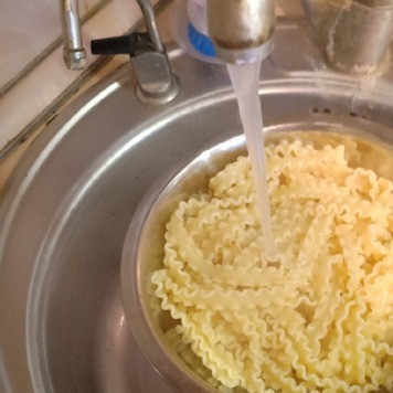 1. Этап. Паста с курицей под чесночно-томатным соусом: Когда лапша сварится, слить воду, лапшу промыть в дуршлаге под проточной водой, дать воде стечь.