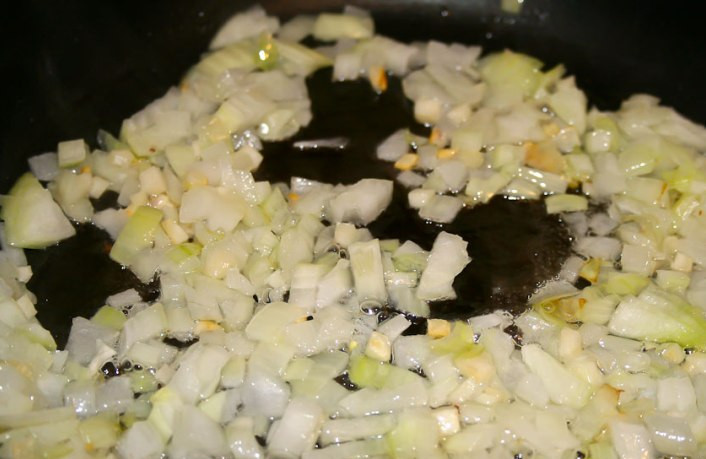 1. Этап. Баранина с макаронами: Ставим сковороду на огонь и растапливаем в ней сливочное масло (или разогреваем растительное). Выкладываем в масло лук с чесноком и жарим все до золотистого цвета.