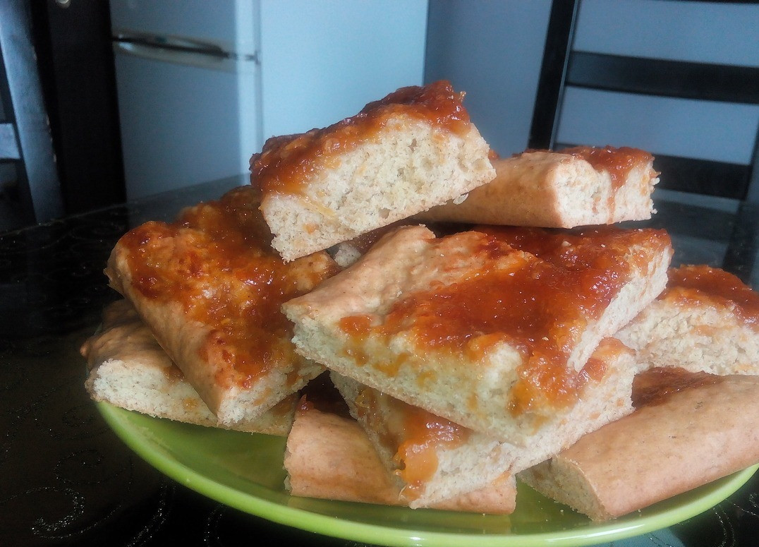 1. Stage. Lenten cookies with peach: We put the cookies in a preheated oven, 180 degrees for 30-35 minutes. I changed levels, first at the top, the last 5 minutes on the lower level. Slightly cooled cookies cut and the whole family gathered in the kitchen to smell.