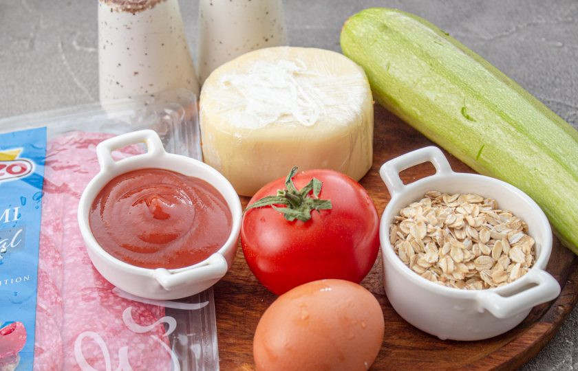 1. Этап. Пицца из кабачков без муки на сковороде: Подготовьте все необходимые ингредиенты.