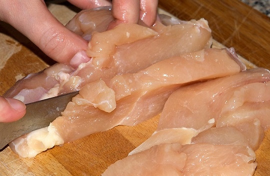 1. Этап. Куриное филе, жаренное на сковороде: 1. Куриное филе вымойте, обсушите немного и нарежьте.