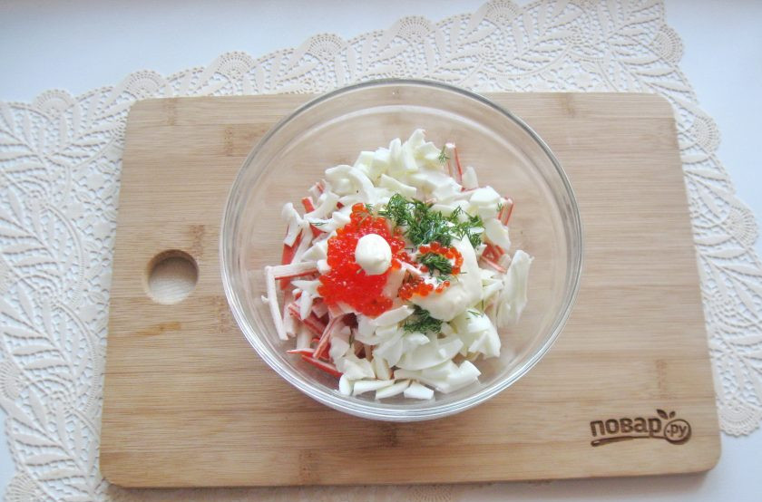 1. Этап. Салат Царская радость: Салат посолите и поперчите по вкусу. Заправьте майонезом.