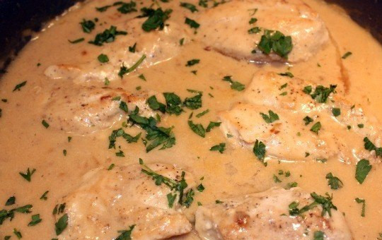 1. Этап. Грудки под сливочным соусом: 5. Когда грудки под сливочным соусом в домашних условиях почти готовы, измельчите свежую зелень и добавьте в сковороду. Снимите с огня, дайте постоять еще пару минут — и можно подавать к столу.