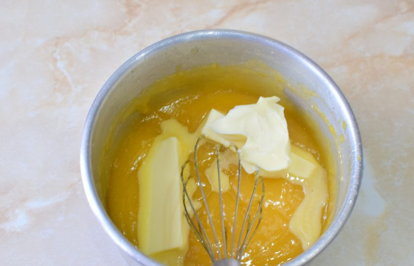 1. Этап. Апельсиново-лимонный курд: Сразу добавьте сливочное масло. Оно начнет таять. Вмешивайте его в крем.