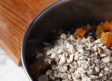 1. Этап. Кутья с изюмом: Сюда же кладем курагу, орехи и изюм.