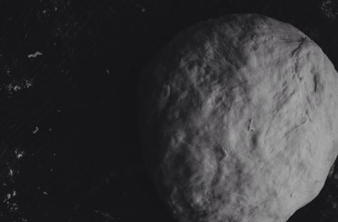 1. Этап. Рецепт беспроигрышного теста для пиццы: 3. Замесите тугое и упругое тесто, затем оставьте его на 1 час.