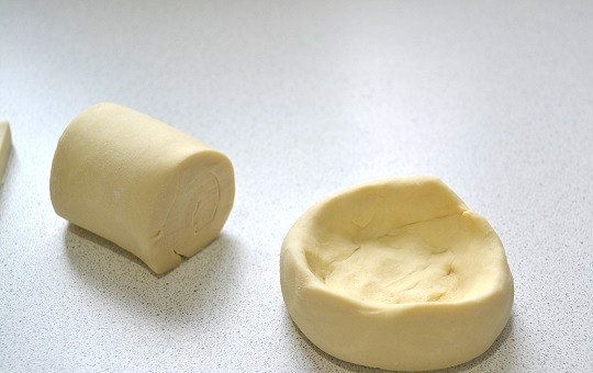 1. Этап. Гнезда из слоеного теста: 4. Рулетик острым ножом разрежьте пополам, а после сделайте вот такое углубление. Гнезда готовы.