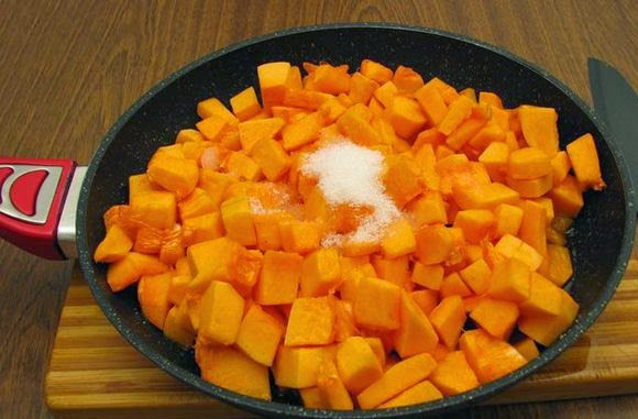 1. Этап. Вкусный пирог с тыквой и яблоком: 3. На сковороду отправьте сливочное и немного оливкового масла. Разогрейте как следует. Тыкву нарежьте средними кубиками и отправьте на сковороду. Обжарьте на среднем огне. Когда появится румяная корочка, добавьте сахар и аккуратно перемешайте.