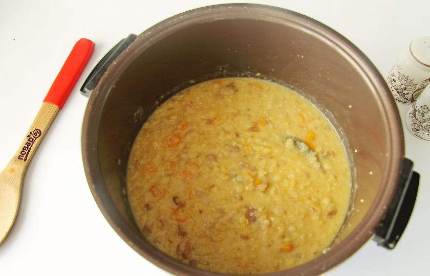 1. Этап. Гороховая каша с тушенкой в мультиварке: Добавьте по вкусу соль, перец, все перемешайте и готовьте на режиме 