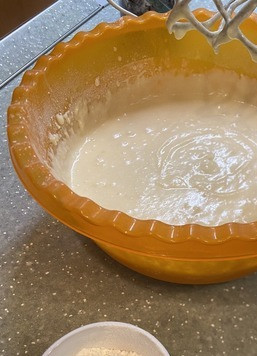 1. Этап. Апельсиновые кексики: Масло растопить. Взбить яйца с сахаром. Смешать все ингредиенты. Постепенно ввести муку.