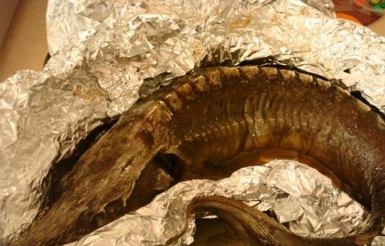 1. Этап. Осетр, запеченный в духовке: 3. Запекайте осетра в духовке в течение 40 минут при температуре 200 градусов. Затем достаем рыбу, разворачиваем фольгу и снова сбрызгиваем оливковым маслом, отправляем запекаться еще на 15 минут. Через положенное время выключаем духовой шкаф, но рыбу не достаем, а оставляем на 20 минут.