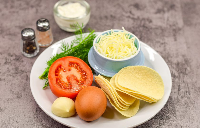 1. Этап. Пикантная закуска на чипсах: Подготовьте ингредиенты. Заранее отварите куриное яйцо вкрутую.