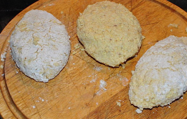 1. Этап. Котлеты из бобов: Отожмите через полотенце оставшуюся жидкость, добавьте специи по вкусу, яйцо, перемешайте и вылепите котлеты. Разогрейте на сковороде растительное масло и выложите котлеты.