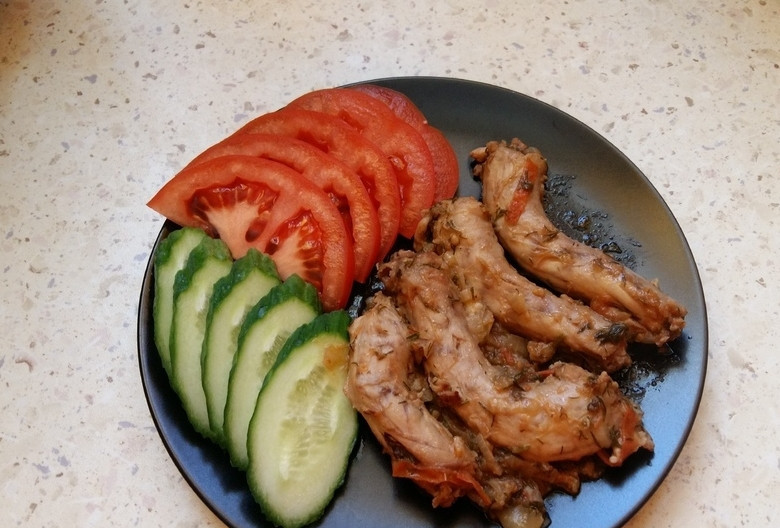 1. Этап. Куриные шейки в мультиварке: Готовые куриные шейки в мультиварке особенно хороши со свежими овощами. Приятного аппетита!