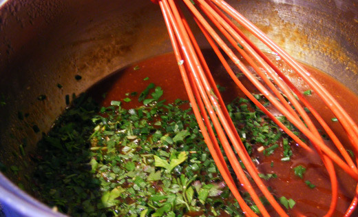 1. Этап. Говядина под соусом: 2. Теперь можно заняться соусом. В небольшой сотейник налить немного растительного масла и разогреть. Очистить чеснок, измельчить и обжарить пару минут. Влить примерно половину томатного соуса, добавить соль, перец, горчицу и немного винного уксуса. Как следует перемешать и уварить соус до загустения. Сняв сотейник с огня, всыпать горстью свежей зелени.