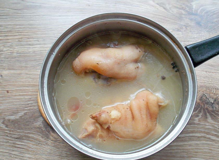 1. Этап. Свиные ножки с капустой: Поставьте на средний огонь и доведите до кипения. Убавьте огонь до минимального и варите в течение одного часа.