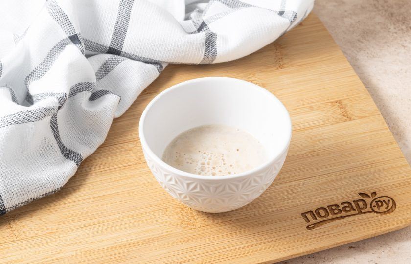 1. Этап. Домашний квас из черного хлеба на сухих дрожжах: Отдельно разведите сухие дрожжи в небольшом количестве теплой воды.