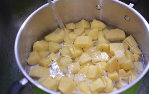 1. Этап. Шарики из пюре в сырной панировке: 1. В подсоленной воде отварите картофель до мягкости.