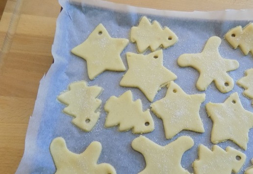 1. Этап. Ванильно-сливочное печенье: Выкладываем бумагу вместе с печеньями на противень Я присыпала печенье сахаром немного. Ставим противень в духовку на 7-10 минут. Ориентируйтесь на свою духовку. Не пересушите.