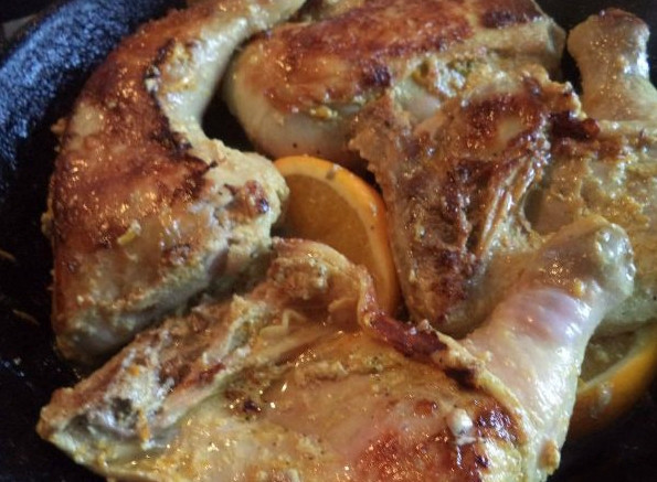 1. Этап. Куриные бедра с апельсинами: Итак, обжарив курочку с одной стороны, нужно ее перевернуть и обжарить с другой. Затем докладываем оставшиеся дольки апельсина, ставим на тихий огонь и накрываем крышкой. Либо, как вариант, переставьте блюдо тушиться\запекаться в духовку. Готовим в течение получаса.