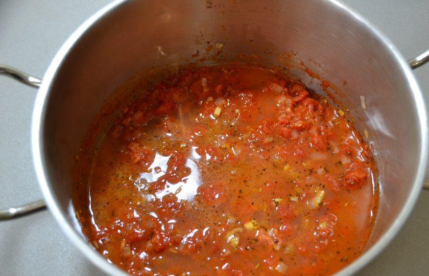 1. Этап. Зуппа ди пеше: Влейте стакан рыбного бульона, доведите до кипения.