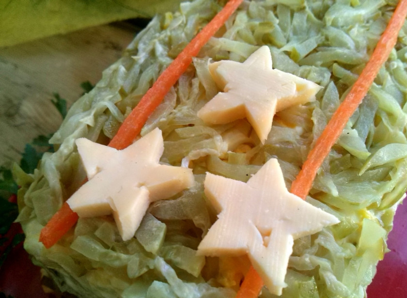 1. Этап. Салат Полковник: Украсьте салат сырными звездочками и морковью.