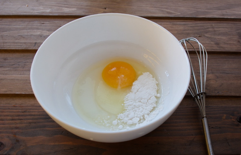 1. Этап. Фаршированные блины с мясом: В миску вбиваем 1 яйцо, сахар, соль, разрыхлитель.