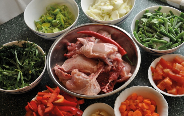 1. Этап. Бозартма из курицы: 2. Курицу вымойте, обсушите и нарежьте. Вымойте, обсушите, очистите и измельчите все овощи. Подготовьте зелень.