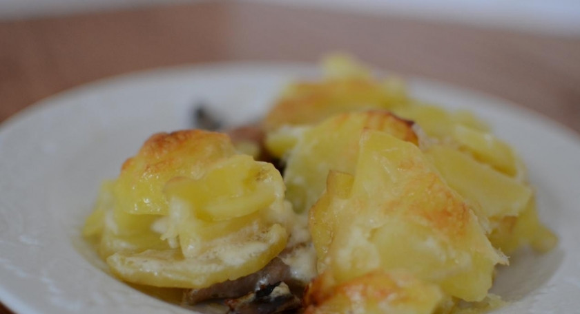 1. Этап. Картофельная запеканка с мясом и грибами: 4. Вот и все! Раскладываем по тарелкам и наслаждаемся вкусом!