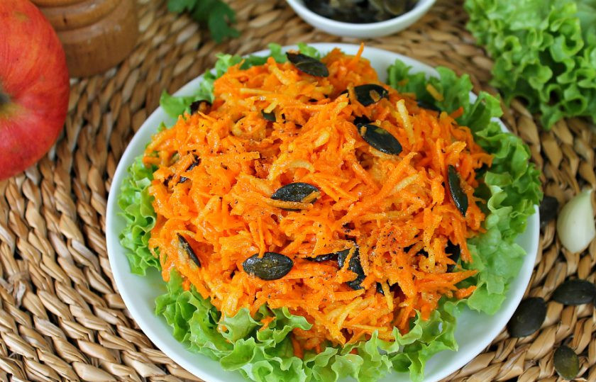 1. Этап. Салат Оранжевое чудо: На тарелку выкладываем листья салата, а сверху 