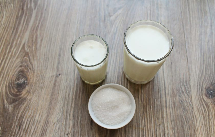 1. Этап. Йогурт в мультиварке на кефире: Подготовьте все необходимые ингредиенты для приготовления йогурта.