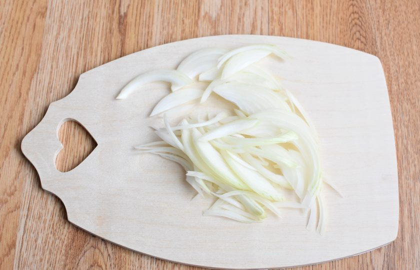 1. Этап. Джиз-быз: Лук нарежьте перьями.