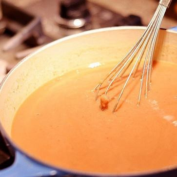 1. Этап. Энфриджоладас: 2. Если вы хотите получить более жидкий соус, добавить дополнительное количество воды до достижения нужной консистенции. Если соус будет слишком густой, он может разорвать лепешки.