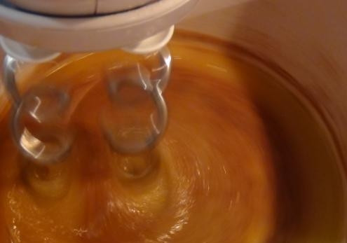 1. Этап. Итальянские сухарики Кантучини: При помощи миксера взбиваем яйца с ванилью. Добавляем к ним сахар и корицу.