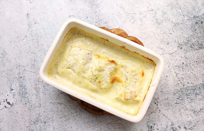 1. Этап. Пикша в сливочном соусе: Форму с рыбой поставьте в духовку и запекайте в течение 25 минут при температуре 180 градусов.