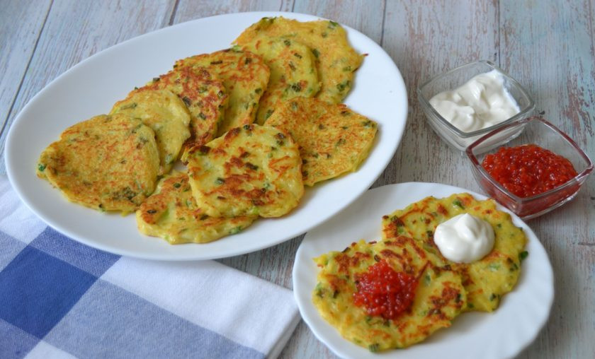 1. Этап. Драники на майонезе: Подавайте драники со сметаной, в праздничном варианте можно подать к таким драникам икру или соленую красную рыбу. Это очень вкусное блюдо, которое может быть как будничным, так и праздничным.