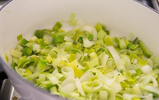 1. Этап. Картофельный суп с луком: В сковороде или в той же кастрюле, в которой будете готовить суп, растапливаем на среднем огне сливочное масло и обжариваем лук до мягкости.