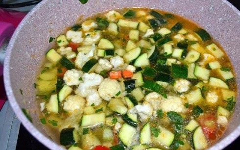 1. Этап. Минестроне классический: Наливаем холодной воды или овощного бульона столько, чтобы жидкость слегка покрывала овощи. Варим минут 20 на маленьком огне.