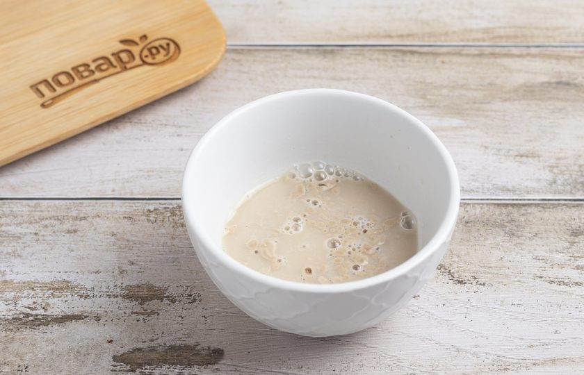 1. Этап. Домашний квас из ржаного черного хлеба: В небольшой емкости разведите дрожжи в теплой воде.