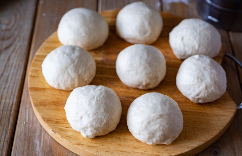 1. Этап. Булочки простые: Смажьте рабочую поверхность растительным маслом, поделите тесто на несколько одинаковых частей (у меня 8), подкатайте каждую часть теста в шарик.