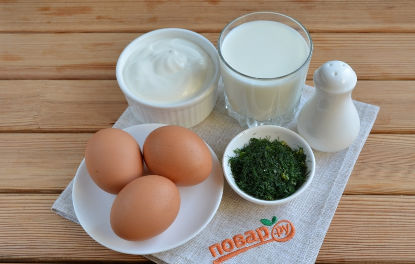 1. Этап. Домашний сыр из молока и сметаны: Подготовьте продукты. Укроп тщательно вымойте, отделите от веточек крупных и мелко порежьте. Приступим.