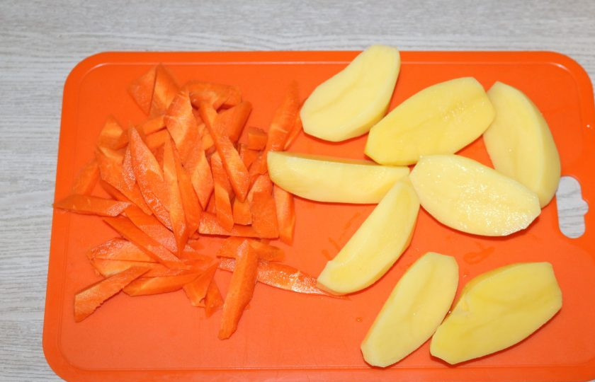 1. Этап. Суп Лывжа: Картофель нарежьте пополам, морковь крупной соломкой.