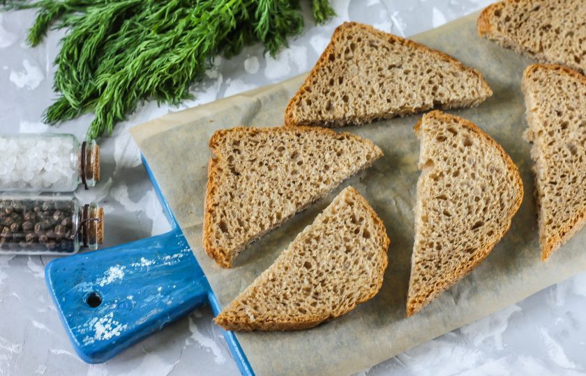 1. Этап. Бутерброды с килькой в томатном соусе: Хлебные ломтики разрежьте по диагонали на аккуратные треугольники.